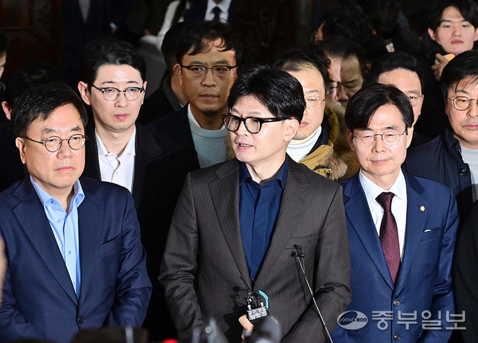 윤석열 대통령이 3일 저녁 비상 계엄을 선포한 가운데 4일 오전 한동훈 국민의힘 대표가 계엄 해제 요구 결의안 가결 뒤 공식 브리핑을 하고 있다. 임채운기자