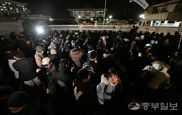 윤석열 대통령이 선포한 비상 계엄령에 대한 여야의 국회 본회의 비상계엄 해제요구 결의안이 과반수로 가결된 가운데 4일 오전 서울 국회의사당 정문에 시민들이 모여 독재타도 계엄무효를 외치고 있다. 김경민기자