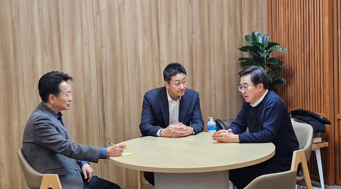 (왼쪽부터)고영인 경제부지사, 김진경 경기도의회 의장, 김동연 경기도지사. 사진=김진경 경기도의회 의장 SNS