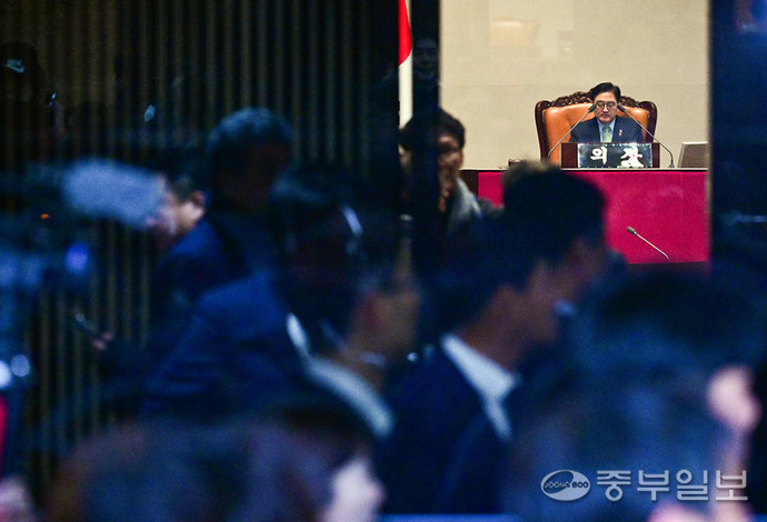 4일 새벽 서울 여의도 국회 본회의장 의장석에 우원식 국회의장이 자리하고 있다. 임채운기자