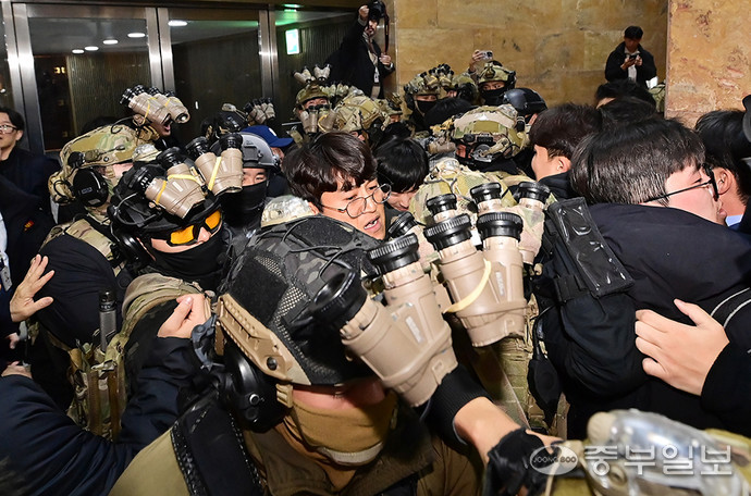 전일 윤석열 대통령이 비상 계엄령을 선포한 4일 오전 서울시 영등포구 국회의사당에서 관계자들과 국회로 진입하려는 군인들이 격돌하고 있다. 임채운기자
