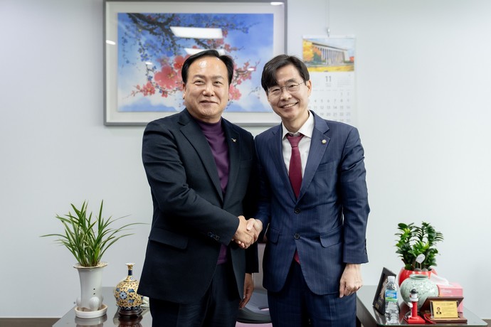 이권재 오산시장은 국민의힘 조경태 국회의원을 만나 유엔군 초전기념식의 국가주도 행사진에 대한 협력사항을 요청했다. 사진=오산시