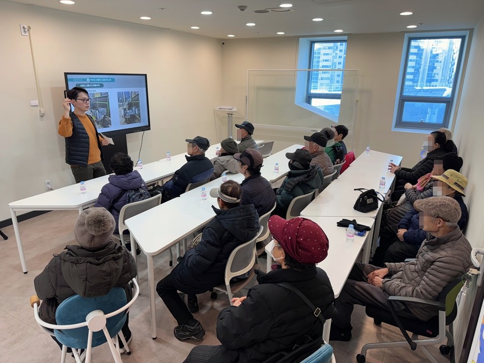 의정부시가 폐지수집 어르신들의 안전을 위해 동절기 안전교육과 지원 사업을 꾸준히 추진하고 있다. 사진=의정부시