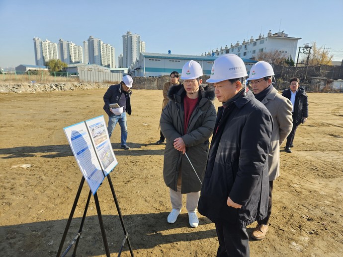 김찬진 인천 동구청장이 지난 4일 북성포구 매립 현장을 찾아 사업 현황을 듣고 있다. 사진=동구청