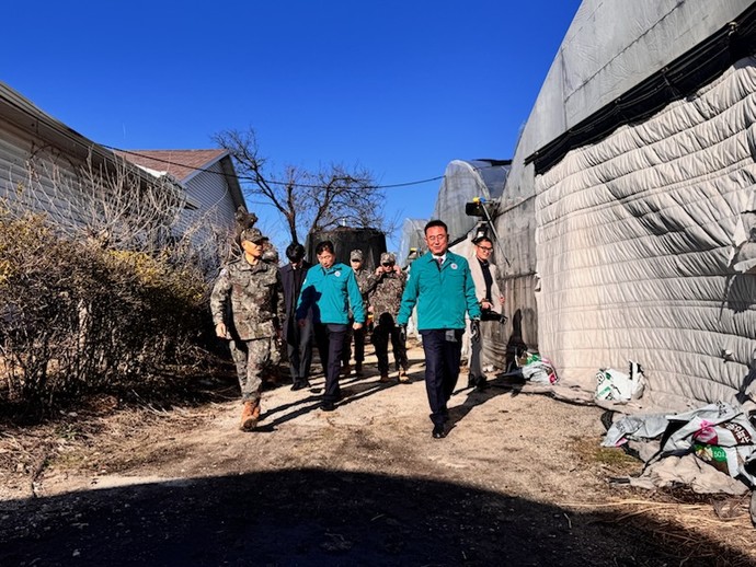   최근 폭설로 피해를 입은 농가를 방문해 피해 농민들을 위로하고 복구 현장에서 활동 중인 군 장병들을 격려했다. 사진=여주시