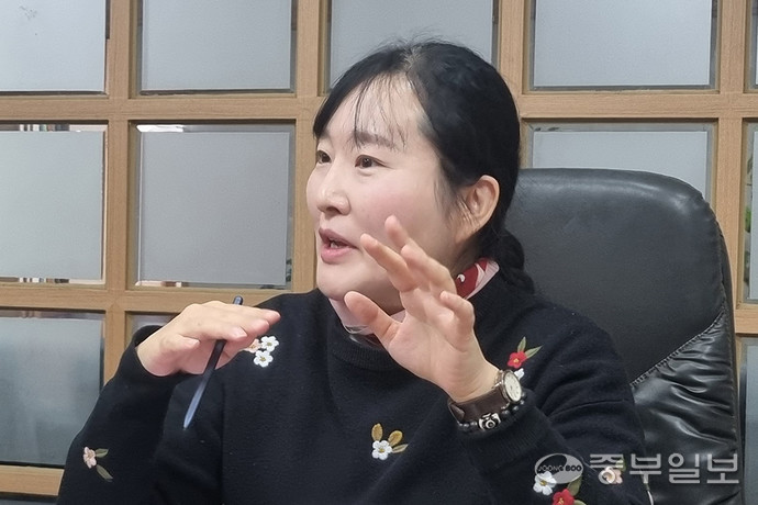 유승혜 작가. 이준도기자