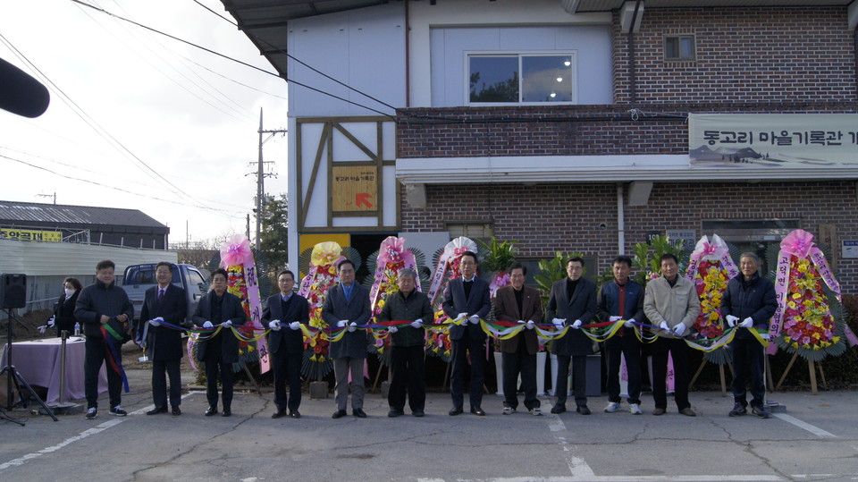 평택시는 지난 6일 동고리마을회관에서 마을공동체 ‘동고리마을기록관’ 개관식을 개최했다. 행사에는 정장선 평택시장과 시의회 의장, 마을 주민 등 100여 명이 참석했다. 사진=평택시