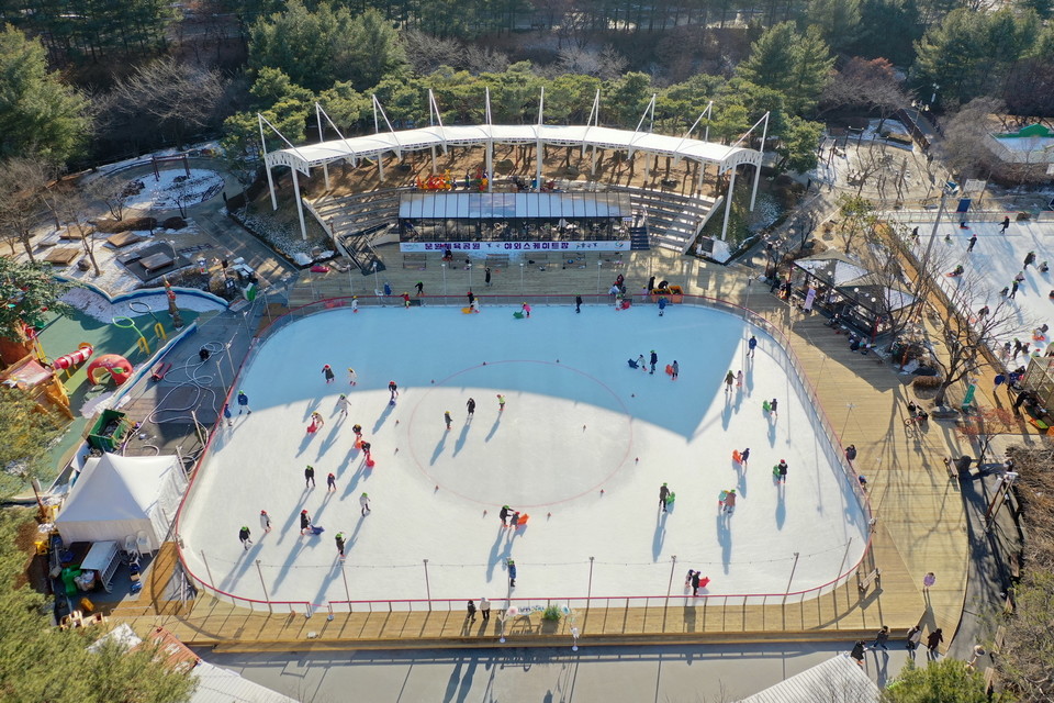 과천시는 문원체육공원 분수대 인근 야외스케이트장과 썰매장을 오는 20일부터 내년 2월 9일까지 운영한다고 밝혔다. 사진=과천시