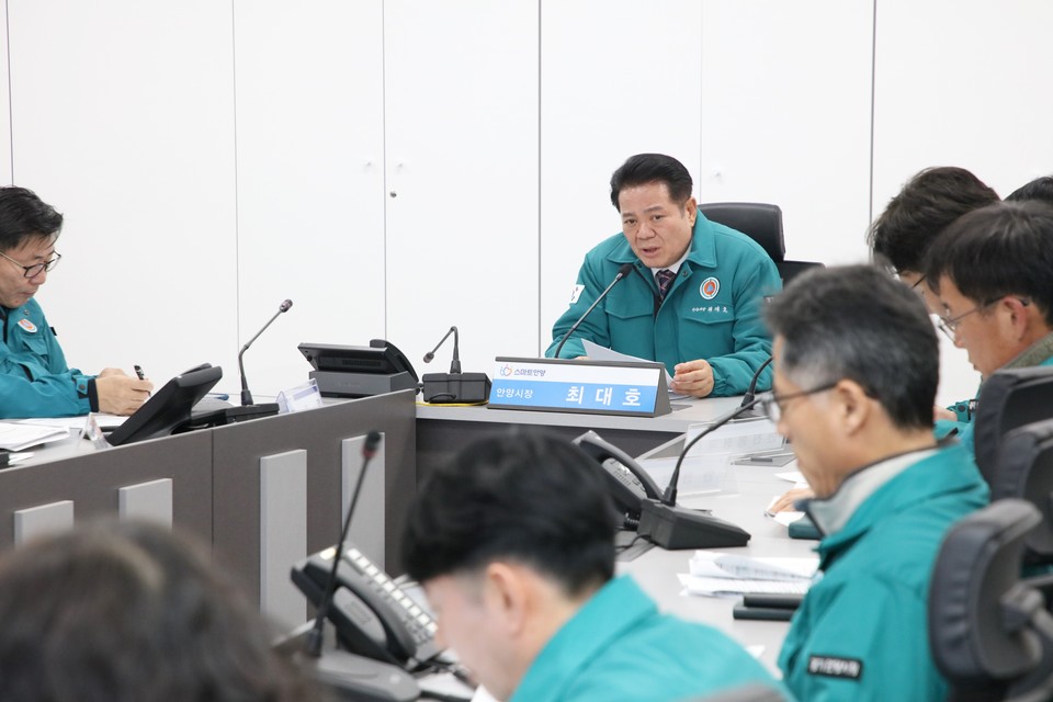 최대호 안양시장은 지난 9일 간부공무원 회의에서 “고굉(股肱, 넓적다리와 팔뚝)과 같은 참모로서 시민의 뜻을 헤아리고 민생을 각별히 살피라”고 당부하며, 소신과 신뢰를 바탕으로 한 행정을 강조했다. 사진=안양시