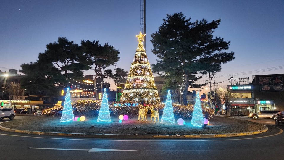 파주시는 연말연시를 맞아 금촌·문산 회전교차로와 교하 중앙공원 입구에 대형트리와 경관조명을 설치해 지역 주민과 방문객들에게 따뜻한 연말 분위기를 선사하고 있다. 사진=파주시