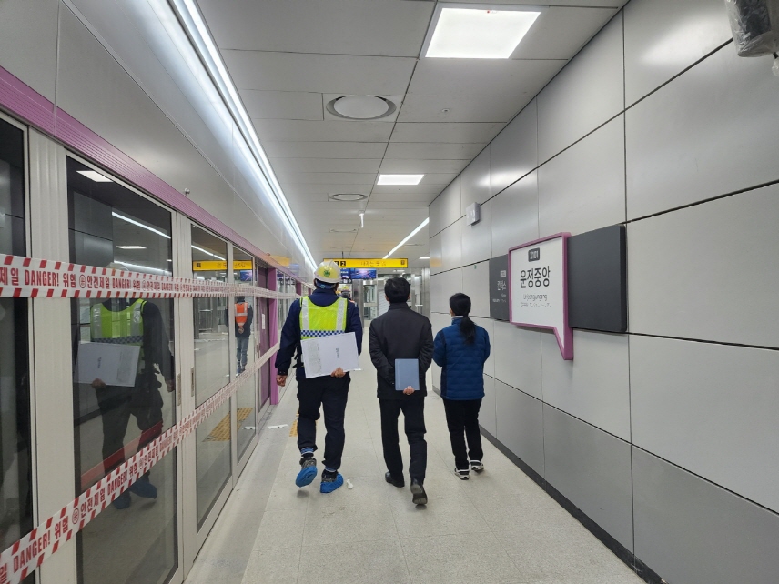 파주시는 오는 28일 개통을 앞둔 GTX 운정중앙역사의 실내공기질 점검 결과, 대합실과 승강장 등 주요 구역에서 미세먼지, 이산화탄소 등 8개 항목 모두 법적 기준을 충족했다고 밝혔다. 사진=파주시