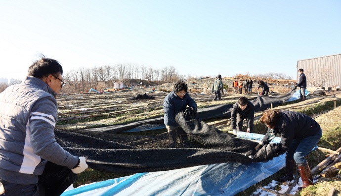 이천자원봉사센터를 중심으로 한 자원봉사자들이 폭설 피해농가를 찾아 복구활동을 벌이고 있다. 사진=이천시청
