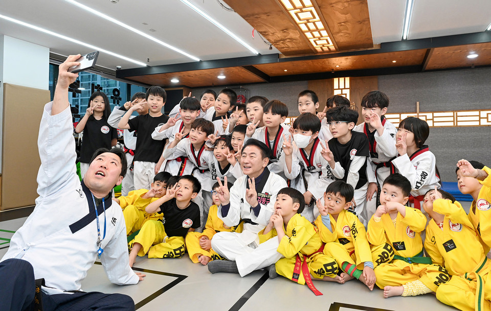 김동근 시장이 12월 19일 ‘민생 속으로’ 프로그램의 일환으로 ‘용인대No.1 태권도장’을 찾아가 아이들과 기념사진을 찍고 있다.사진=의정부시