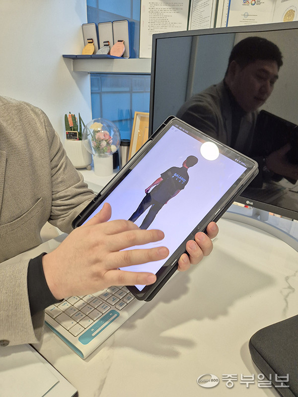 김승호 밸런스플레이 대표가 중부일보와의 인터뷰에서 스캔핏을 소개하고 있다. 이성관 기자