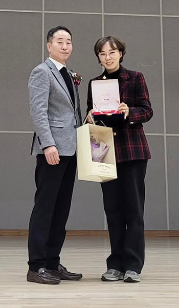 장수진(오른쪽) 인천 동구의원이 동구소상공인연합회로부터 감사패를 받고 유병우 연합회장과 기념 촬영을 하고 있다. 사진=독자제공