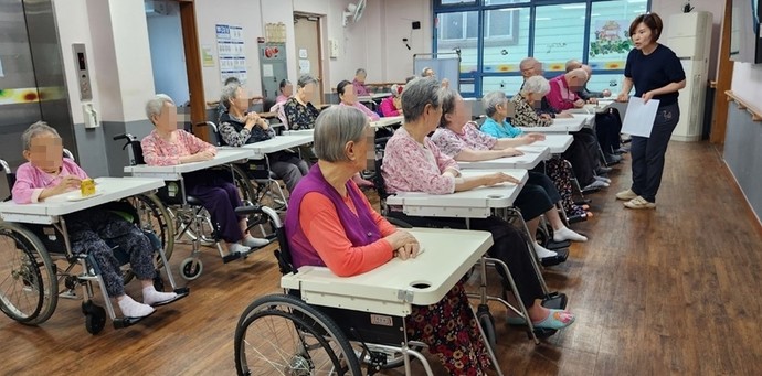 인권지킴이가 노인의료복지시설 입소노인에게 인권의 중요성을 강의하고 있다. 의정부시 제공