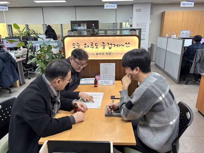 여주시청 허가과 직원이 민원인에게 친절한 인허가 업무 상담을 해 주고 있다.