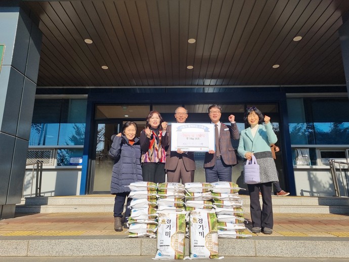 지난 연말을 맞아 취약계층을 돕기 위해 백미 10kg 30포를 안중읍 행정복지센터에 기부했다. 사진=평택시