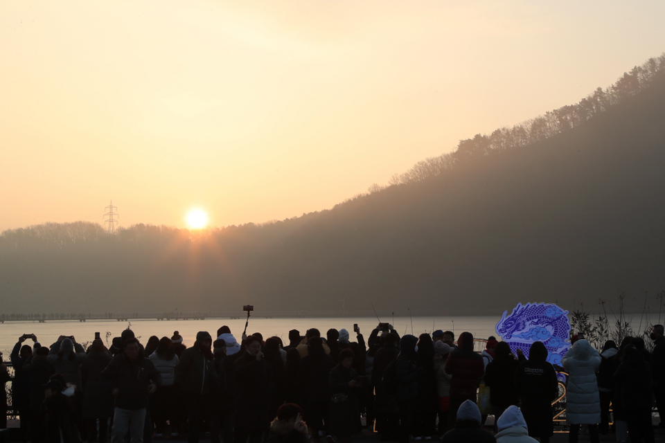 반월호수에서 열린 해맞이 행사 모습. 사진=군포시