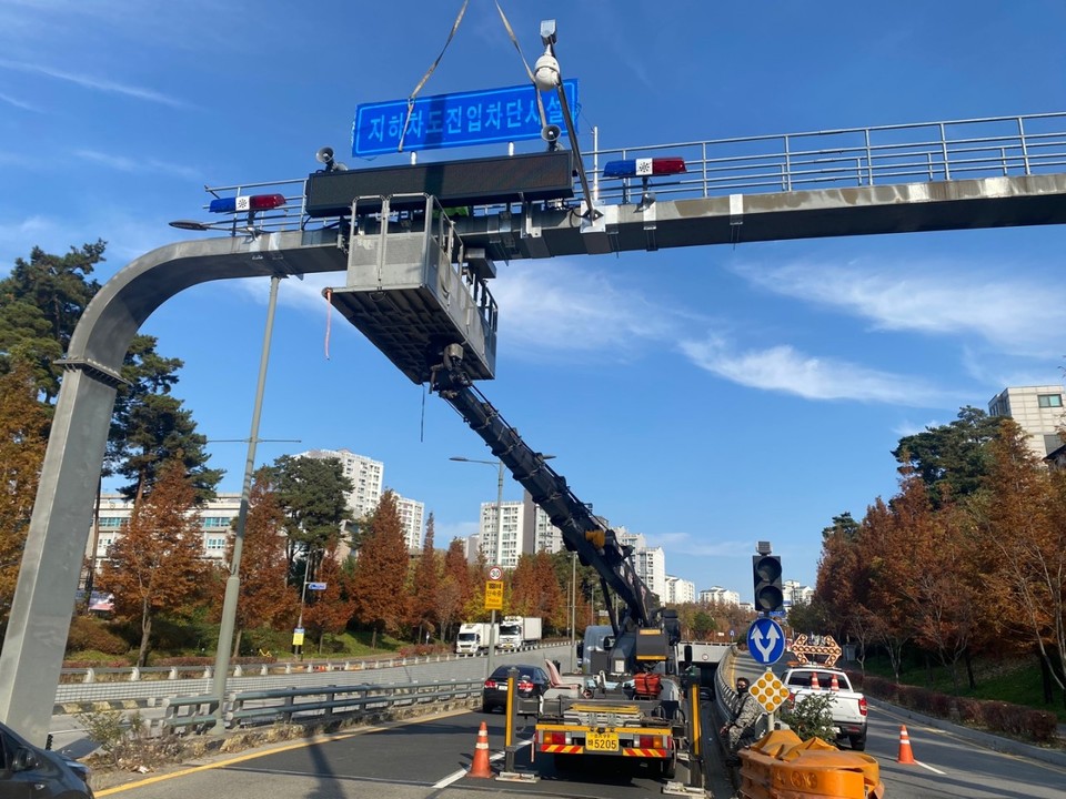 서천지하차도(영통방향) 진입차단시설 작업 모습. 사진=용인시