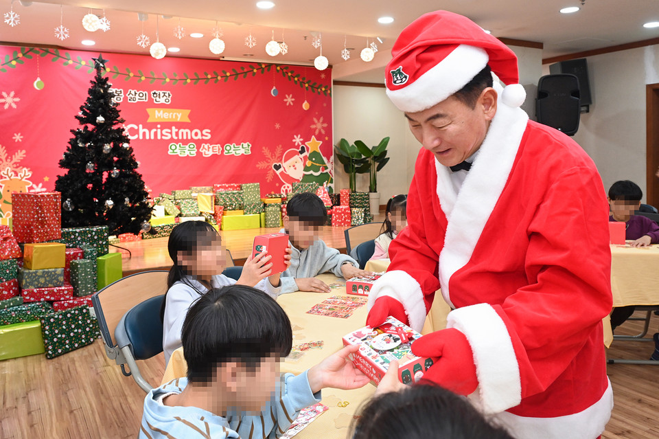 김동근 의정부시장은 지난 23일 성탄절을 맞아 아동양육시설 이삭의 집을 방문해 ‘오늘은 산타 오는 날’ 행사를 진행했다. 사진=의정부