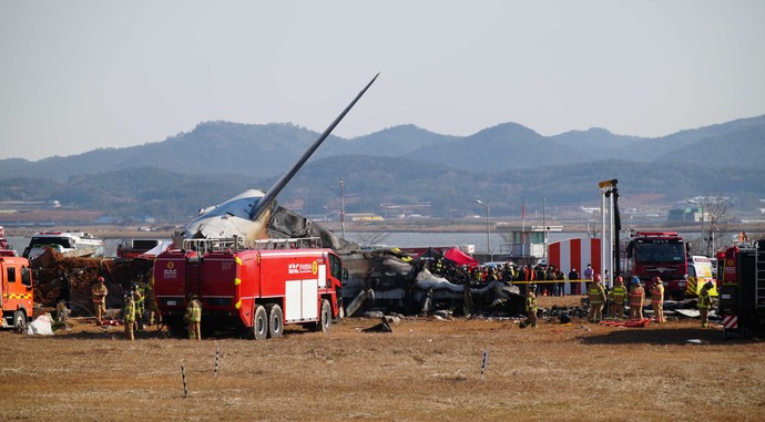 29일 오전 9시 3분께 전남 무안국제공항에서 태국 방콕발 제주항공 7C2216편이 착륙 중 활주로를 이탈해 폭발해 소방대원들이 구조 작업을 벌이고 있다. 사진=전라남도