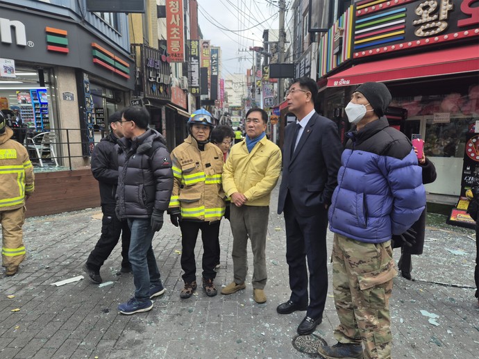 정장선 평택시장이 30일 서정동의 화재 현장을 찾아 사고 경위에 대해 설명을 듣고 있는 모습