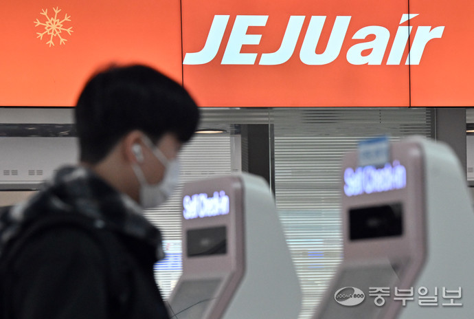 전남 무안국제공항에서 착륙 중이던 방콕발 제주항공 여객기가 활주로를 이탈해 울타리 외벽과 충돌사고가 발생해 다수의 사망자가 발생한 가운데 29일 오후 인천 중구 인천국제공항 제1여객터미널에서 시민들이 제주항공 여객기 탑승수속을 밟고 있다. 김경민기자