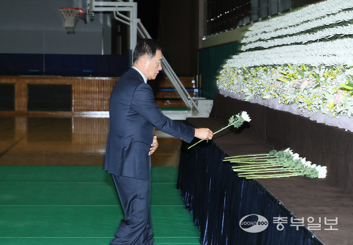정장선 평택시장이 소사벌 레포츠타운 청소년체육관에 마련된 제주항공 여객기 사고 희생자 합동분향소를 찾아 헌화하는 모습