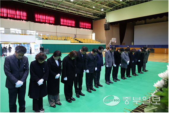 평택시의회 의원 일동이 제주항공 여객기 사고로 설치된 합동분양소를 찾아 희생자들을 애도하며 헌화와 묵념을 하는 모습