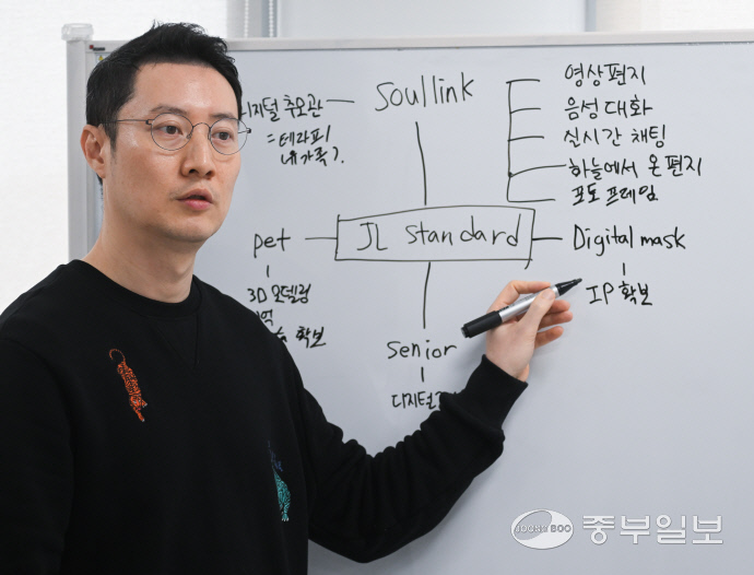 조남웅 JL스탠다드 대표가 중부일보와 인터뷰를 진행하고 있다. 임채운 기자