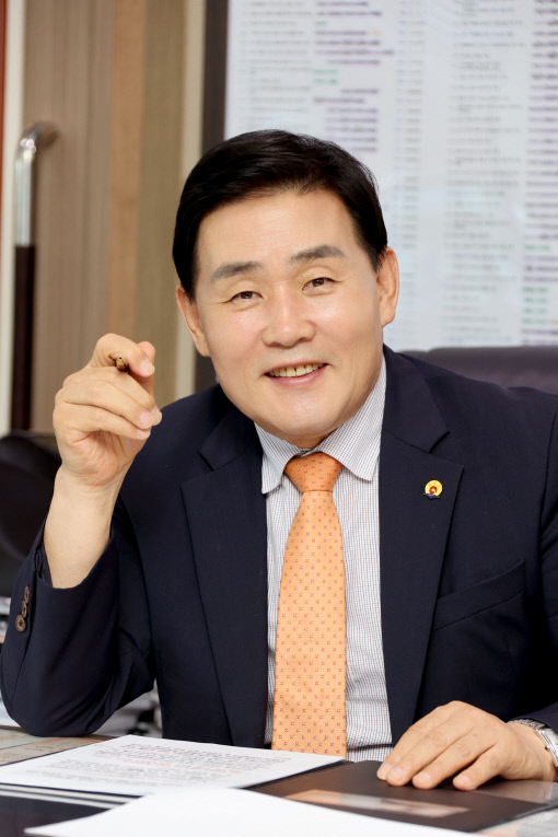 문경복 인천 옹진군수는 2025년 새해를 맞아 교통 혁신과 섬지역의 관광 명소화, 침체된 지역경제 회복에 최선을 다하겠다는 각오를 밝혔다. 사진=옹진군청