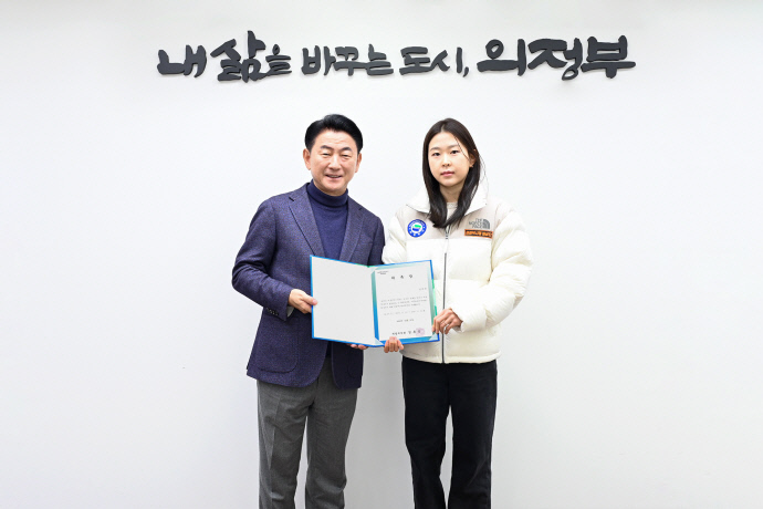 김동근 의정부시장이 14일 시청에서 스피드스케이팅 국가대표 김민선 선수와 홍보대사 위촉식을 갖고 함께 기념사진을 찍고 있다. 사진=의정부시청