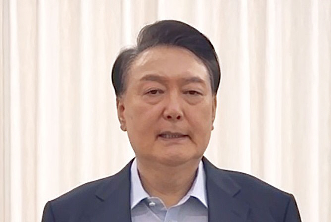 윤석열 대통령이 15일 영상을 통해 대국민담화를 하고 있다.