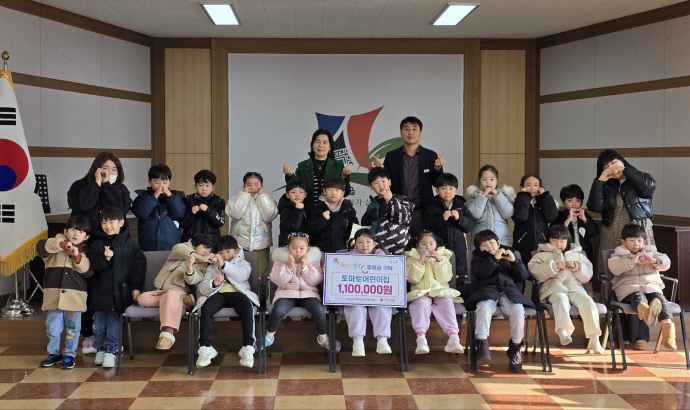 이천시 부발읍에 소재한 토마토어린이집 원아들이 직접 기른 농산물 판매대금을 부발읍행정복지센터에 전달하고 손하트를 만들어보이고 있다. 사진=토마토어린이집