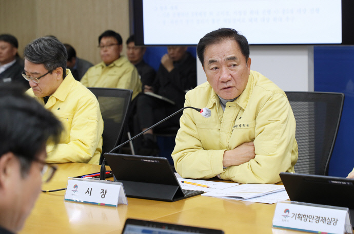 정장선 평택시장이 경제안정 종합대책 보고회를 주재하고 있다. 사진=평택시청