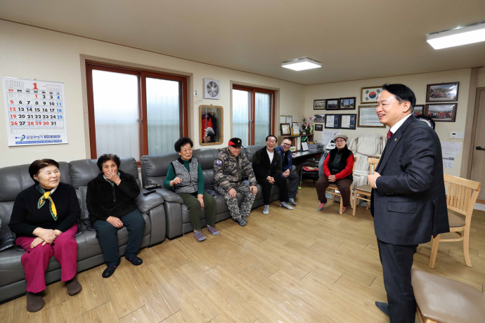 (1)김찬진 동구청장_설 맞아 경로당 현장 방문1