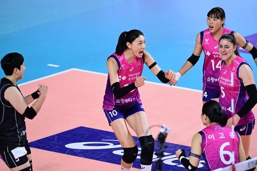 선두 <b>흥국생명</b>, <b>김연경</b> 맹활약 2위 <b>현대건설</b> 완파...격차 벌려