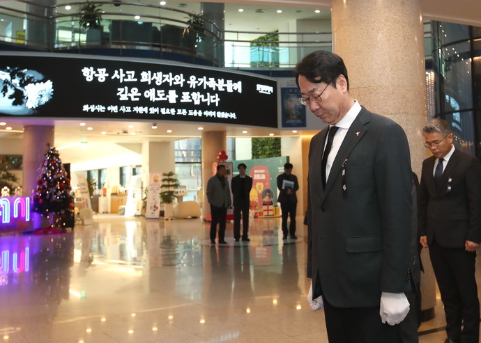 정명근 화성시장은 화성시청 로비에 마련된 ‘제주항공 여객기 사고’ 추모 분향소를 방문해 실국소장 등 20명과 함께 희생자들을 추모했다. 사진=화성시