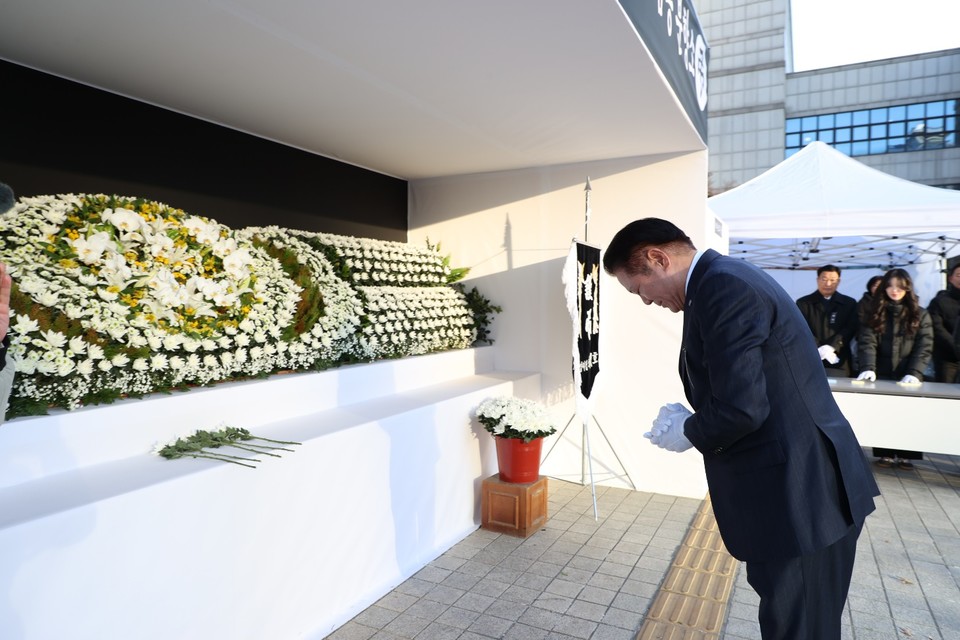안양시는 시청 본관 앞에 ‘제주항공 여객기 참사 희생자 합동분향소’를 설치해 국가 애도기간인 오는 4일까지 운영한다고 밝혔다. 사진=안양시