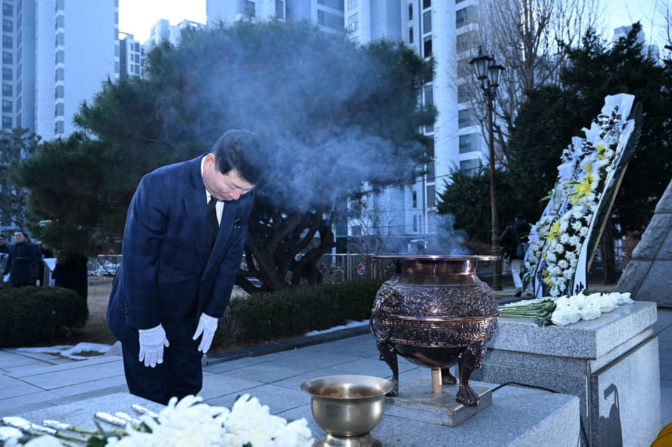 구리시는 2일 인창중앙공원 현충탑에서의 신년 참배를 시작으로 을사년(乙巳年) 새해 일정을 시작했다. 사진=구리시