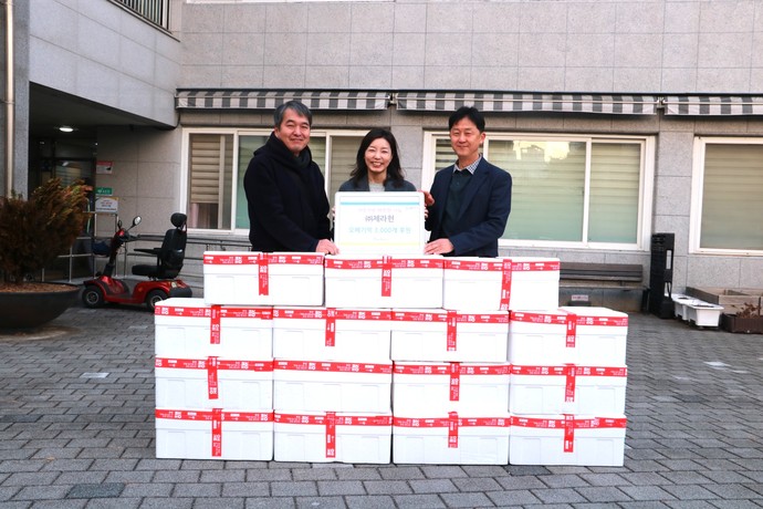 화성특례시 동탄 치동천종합사회복지관에서 6일 제주 특산품 오메기떡 3천 개 기부 행사가 열렸다. 사진=화성시