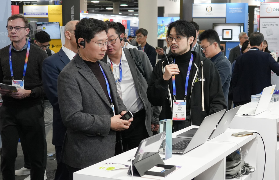 이상일 용인특례시장이 현지시간 7일 미국 라스베이거스에서 열린 'CES 2025'의 용인 기업 부스를 방문해 제품에 대한 설명을 듣고 있다. 사진=용인시