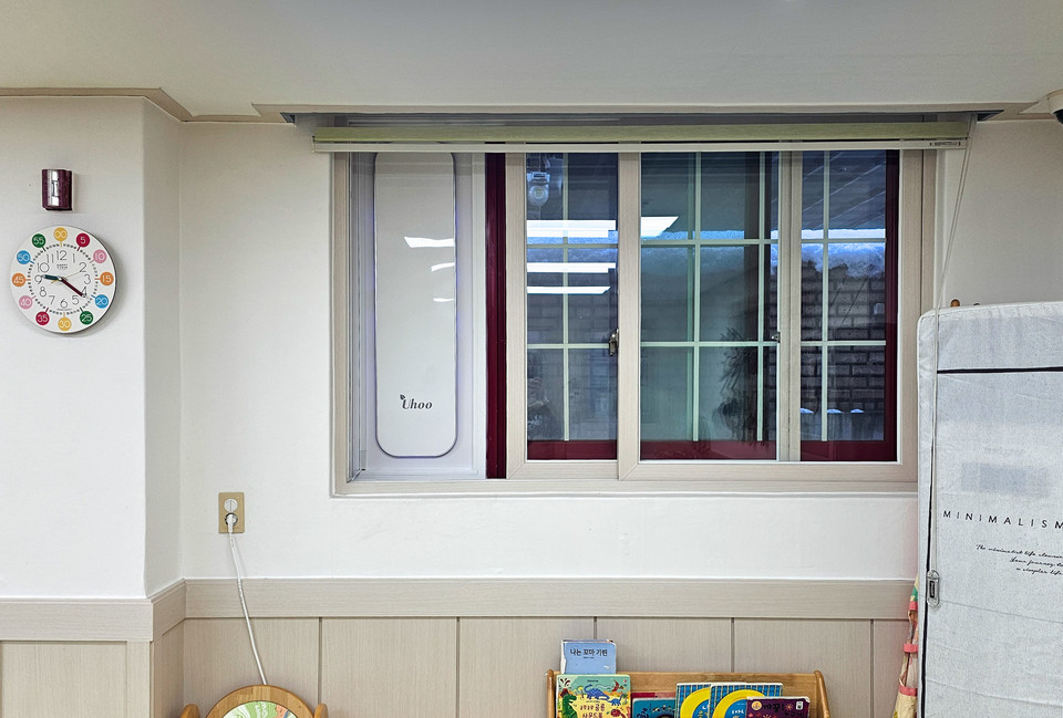 기흥구 좋은나무키즈어린이집에 설치된 창문형 환기 청정기.. 사진=용인시