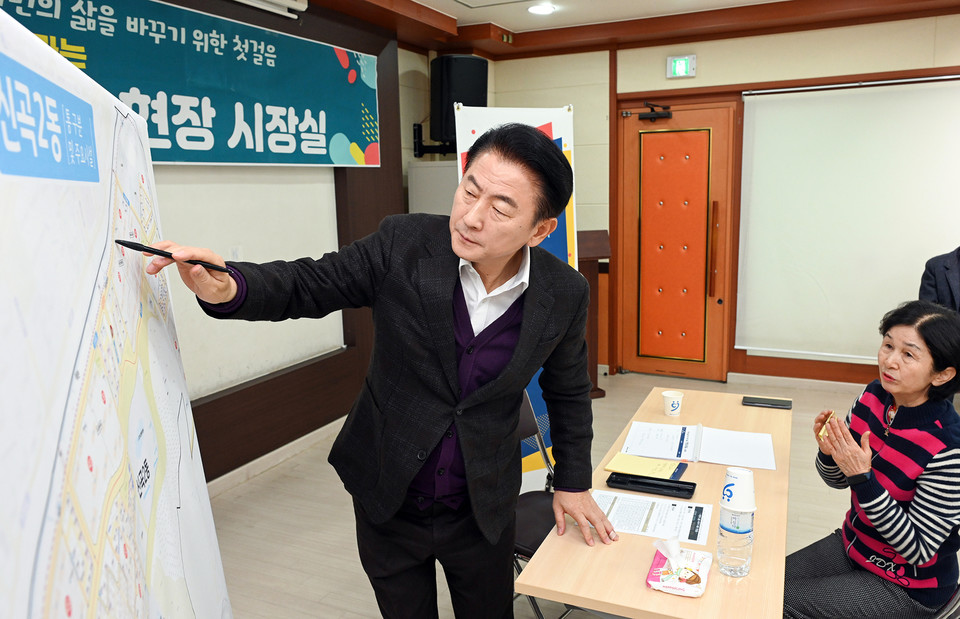 김동근 의정부시장은 10일 신곡2동 주민센터에서 새해 첫 ‘현장시장실’을 열고 시민들의 의견을 경청하며 소통 행보를 이어갔다. 사진=의정부시