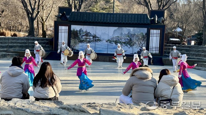 한국민속촌 공연장에서 관람객들이 공연을 관람하고 있다. 사진=이보현 기자