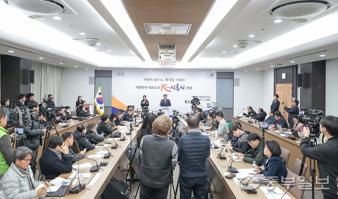 14일 임병택 시흥시장이 2025년 신년맞이 언론과의 만남을 통해 올해 시정 목표와 비전을 발표하고 있다. 손용현기자