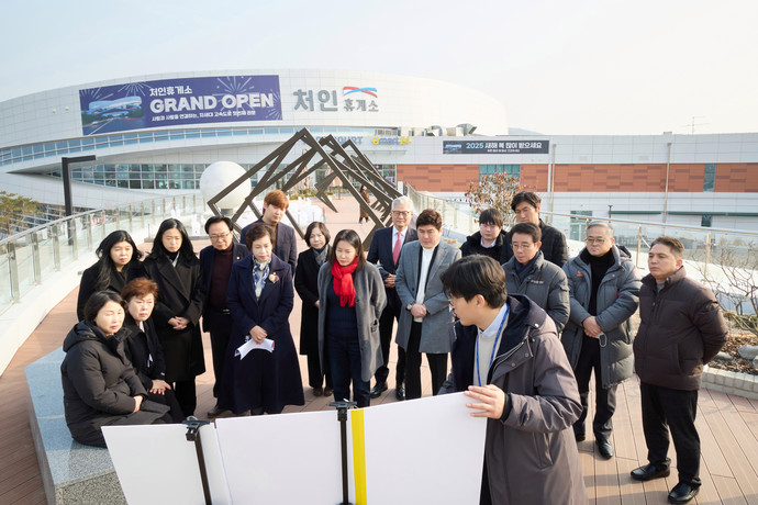 용인특례시의회 의원들이 세종포천고속도로 사업에 대해 관계자로부터 설명을 듣고 있다. 사진=용인시의회