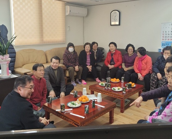 이천시 증포동은 2025년 을사년 새해를 맞아 관내 47개 경로당을 방문했다. 사진=이천시