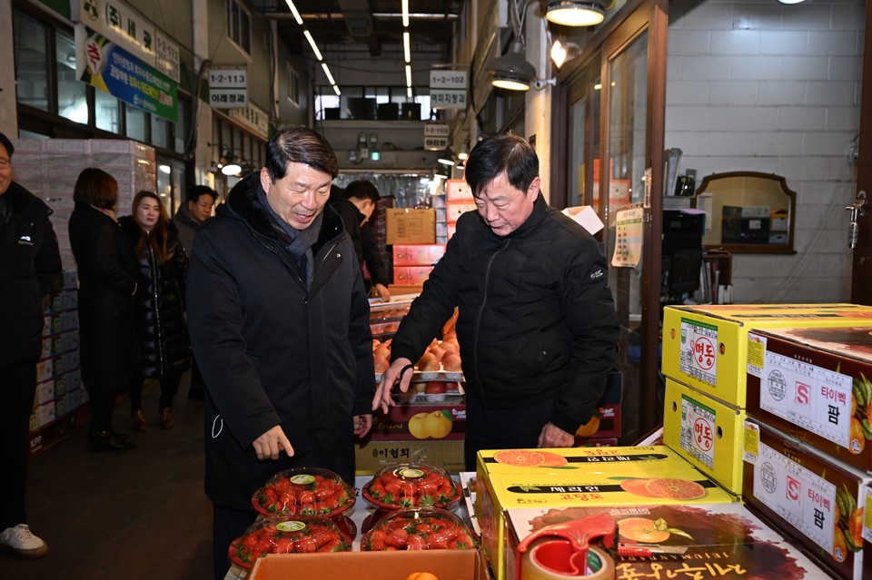 백경현 구리시장은 설 명절을 앞두고 구리농수산물도매시장을 찾아 장보기 행사를 갖고, 유통 종사자들의 애로사항을 청취하는 시간을 가졌다. 사진=구리시